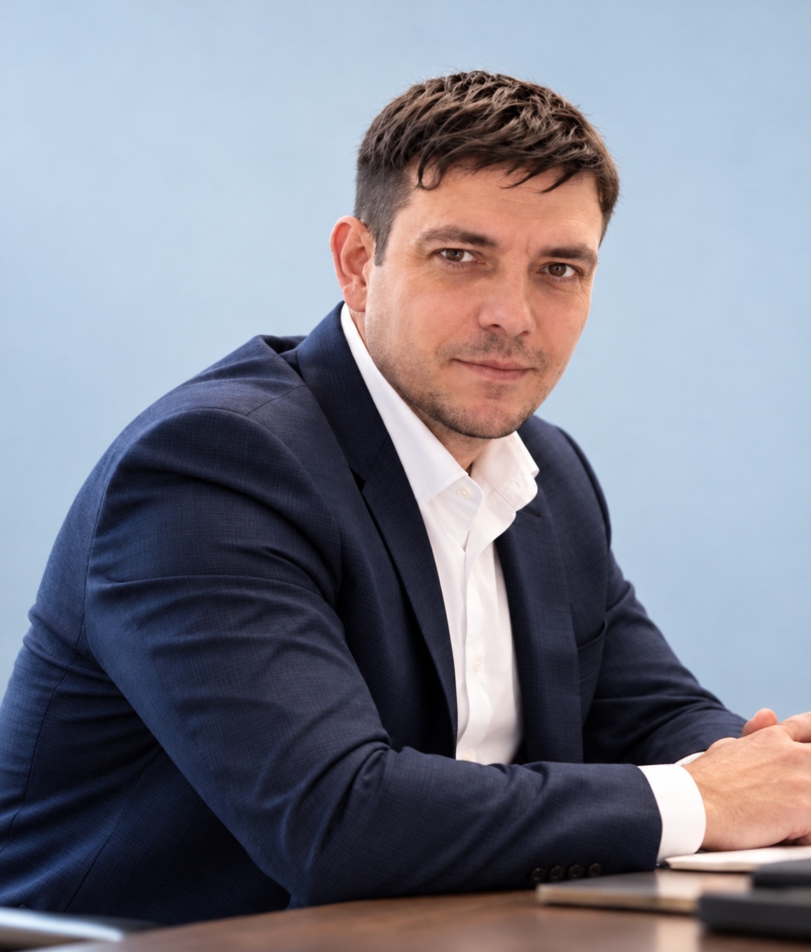 Александр Маврин, юрист в Казани, за рабочим столом