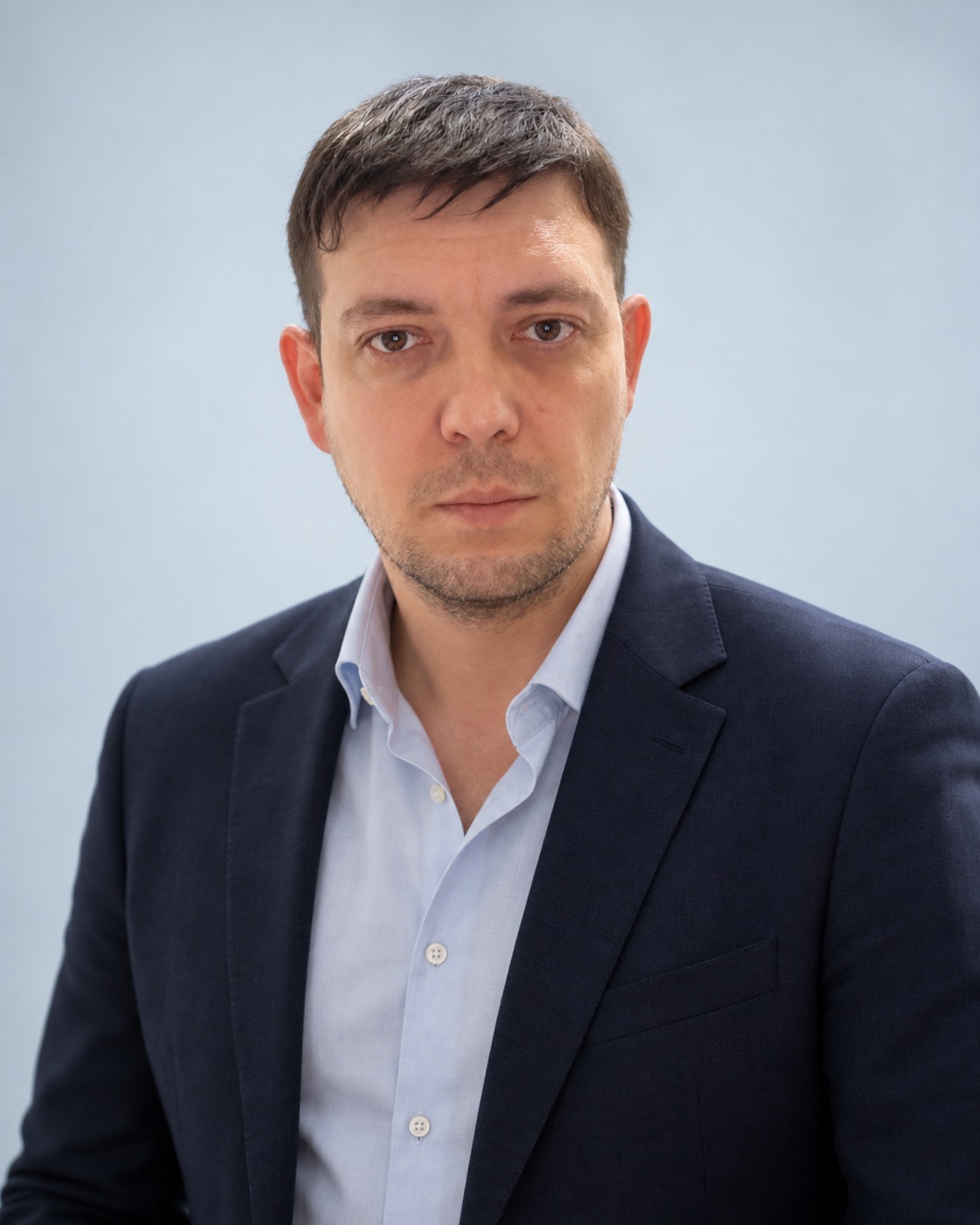 Александр Маврин в тёмно-синем пиджаке